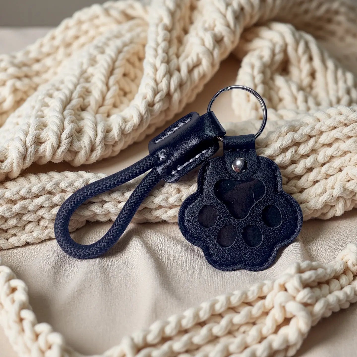 Pet Fur Memory Charm Leather Keychain - Paw-Shaped Keepsake for Dog and Cat Hair, Memorial Gift for Grieving Pet Owners